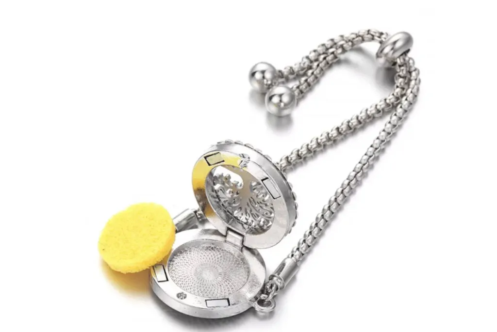 Bracelet diffuseur ouvert avec coton.webp