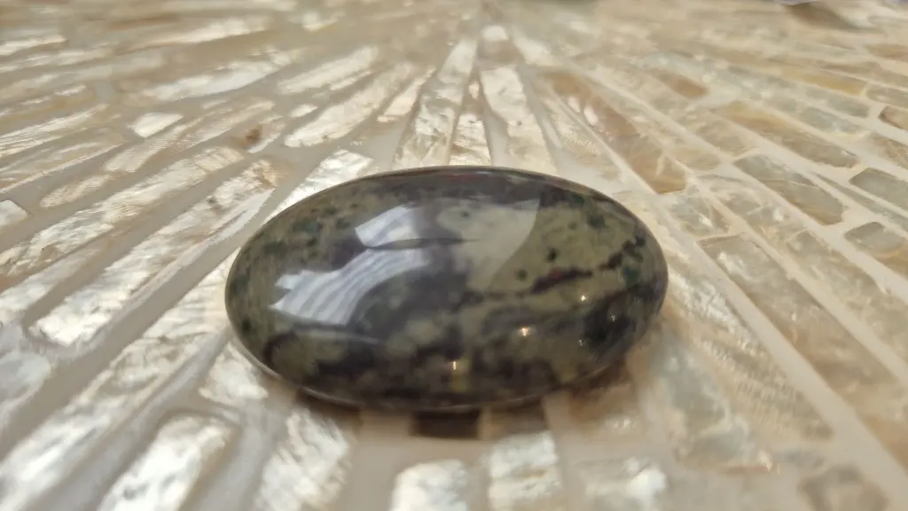 Galet anti stress jaspe dragon 2.webp