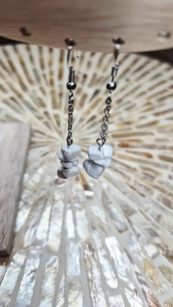 BOUCLE D'OREILLE BAROQUE HOWLITE BLANCHE A MODELE 3