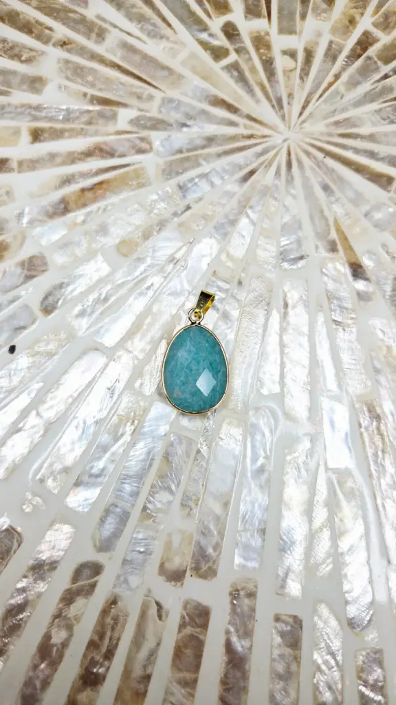 PENDENTIF SERTI OVALE AMAZONITE PÉROU FACETTEE A 