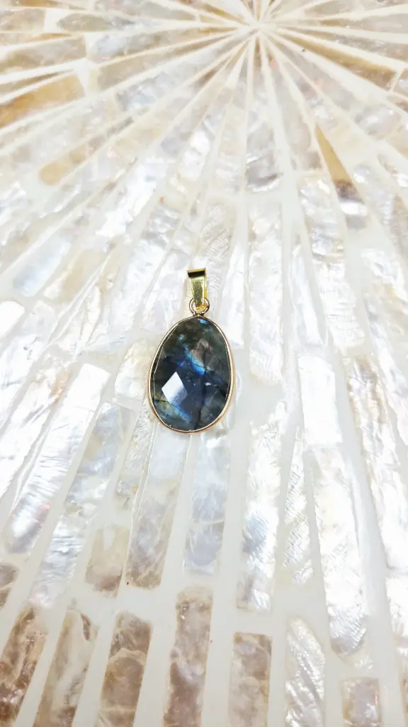 PENDENTIF SERTI OVALE LABRADORITE FACETTEE A