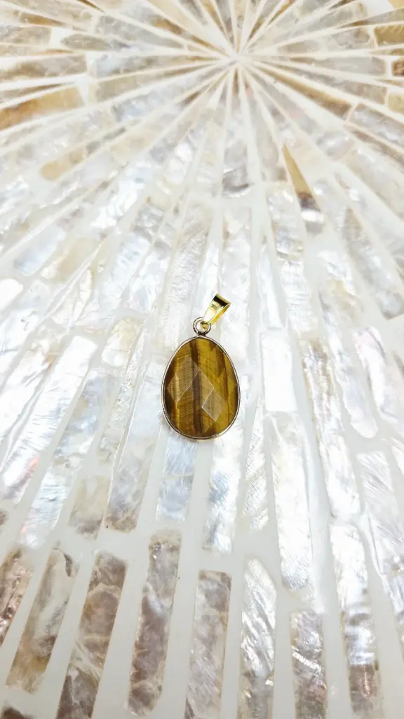 PENDENTIF SERTI OVALE OEIL DE TIGRE FACETEE A