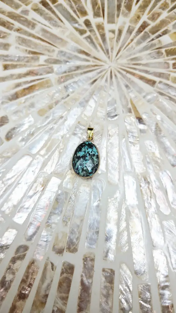 PENDENTIF SERTI OVALE TURQUOISE D'AFRIQUE FACETTEE A